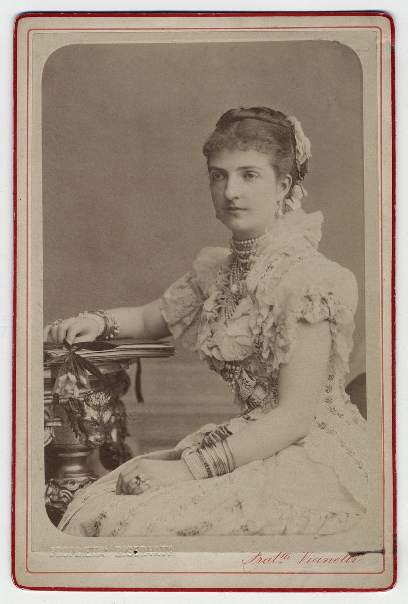 Visitkortsporträtt av Margherita av Savojen, Italiens drottning mellan 1878 och 1900.