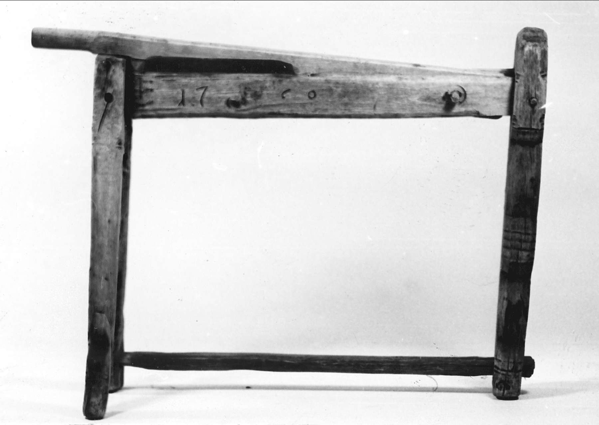 Linbråka av trä. Järnknivar på armen och sidorna.
Inristat: 1760. Två ben på ena sidan lagade med kraftig järnspik. Träplugg.