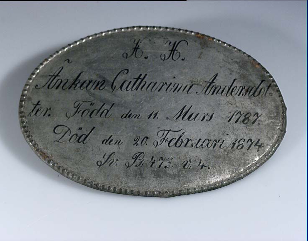 Likkistplåt med svart text: H.H. Änkan Catharina Andersdotter. Född den 11. Mars 1787. Död den 20. Februari 1874. Sv: Ps: 473 v: 4.


