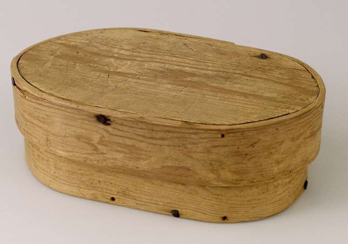 Oval träask med tillhörande lock, i svepteknik.