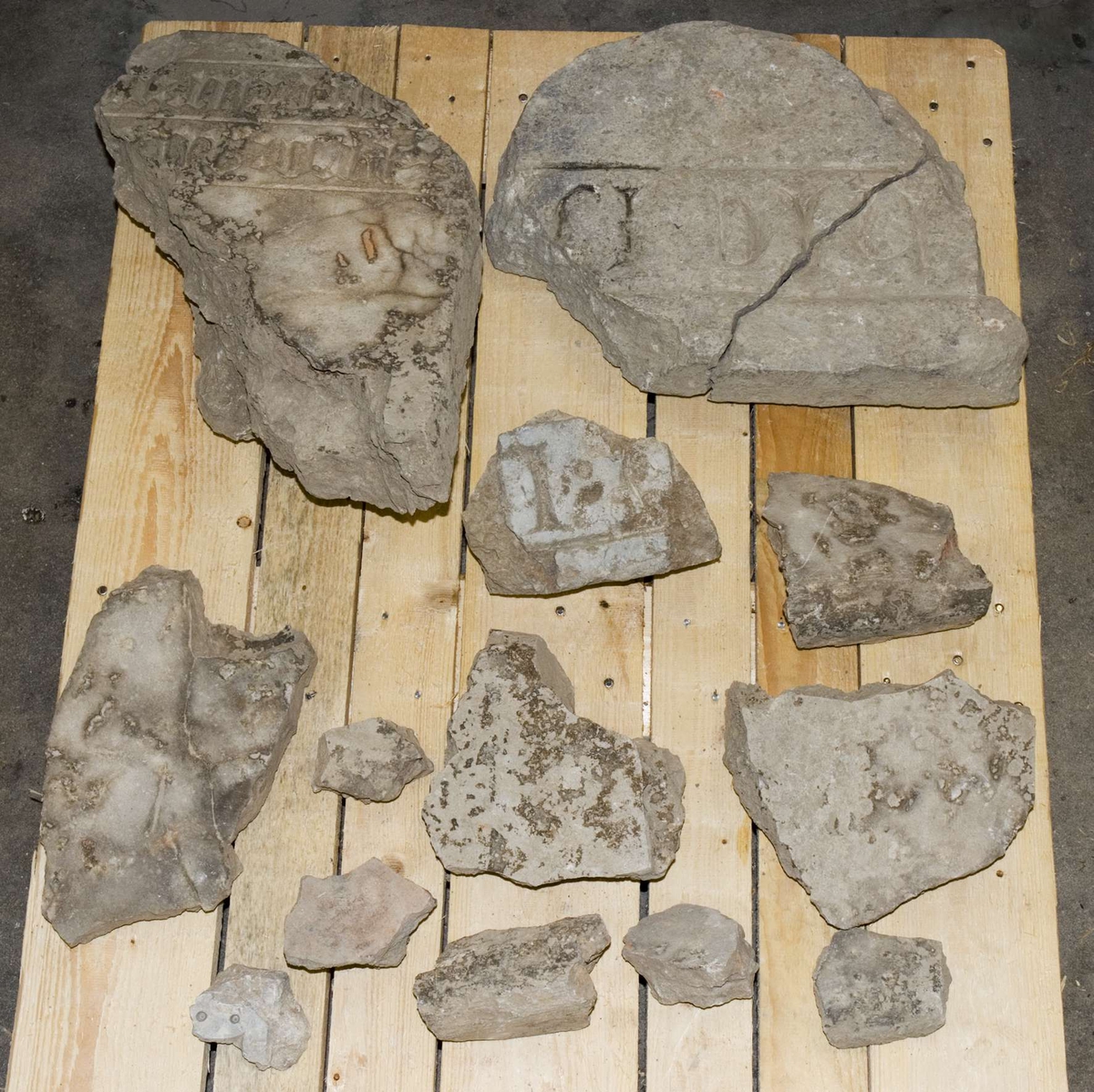 Större fragment av byggnadsdetaljer och gravhällar.