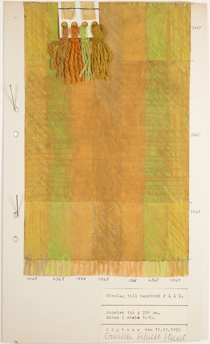 Fyra skisser till pläd i olika färgställningar: grön, blå, gul respektive röd. Skisserna är gjorda med krita på mönsterpapper som sedan klistrats på kartongblad. På kartongbladen finns även garnprover av ull samt texten "Förslag till handvävd PLÄD. Storlek 146 x 220 cm. Skiss i skala 1:10. Sigtuna den 11.11.1970 Gunilla Schildt Stuart". Till skisserna hör en vävsedel med information om pläden. På vävsedeln står bland annat "Pläd i kypert".