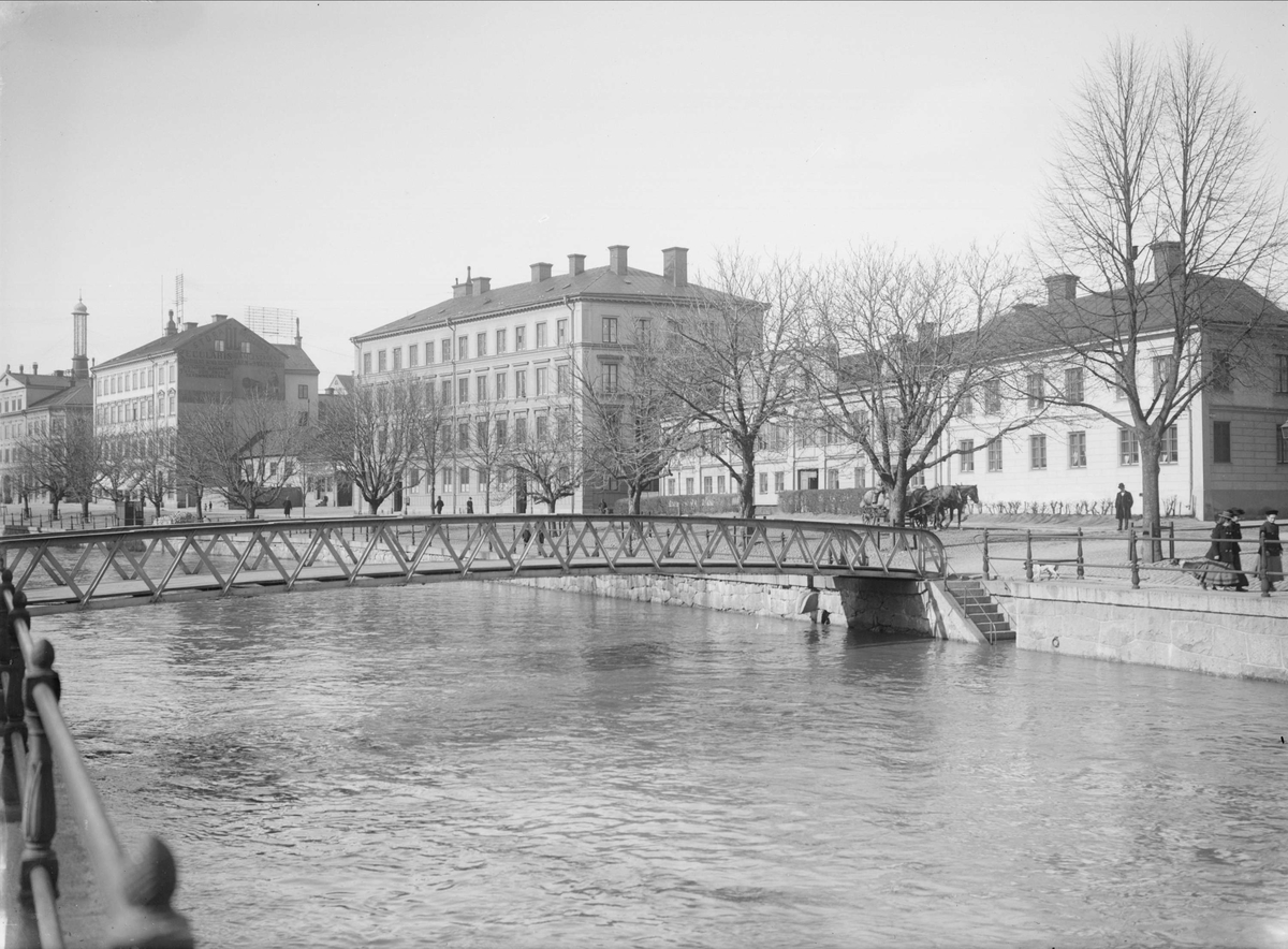 Fyrisån med Västgötaspången. I bakgrunden kvarteret Duvan längs Östra Ågatan, Uppsala 1901- 1902