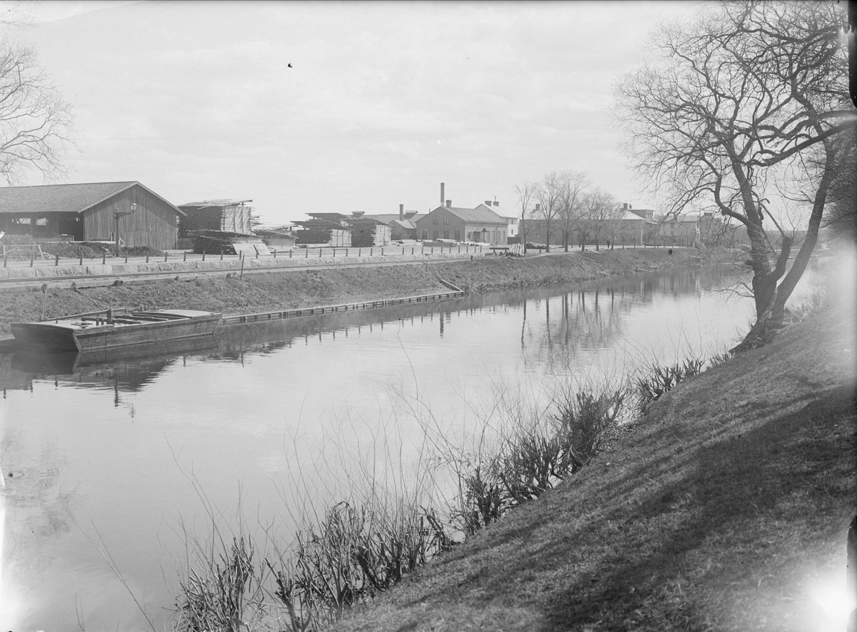Vårby brädgård och Tullgarns gjuteri från väster över Fyrisån, Uppsala 1901 - 1902