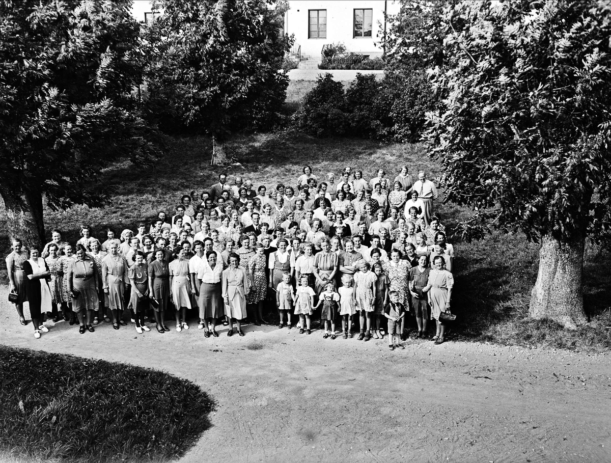 Lantbrukarhustrur på Jällabesök, Vaksala socken, Uppsala augusti 1944