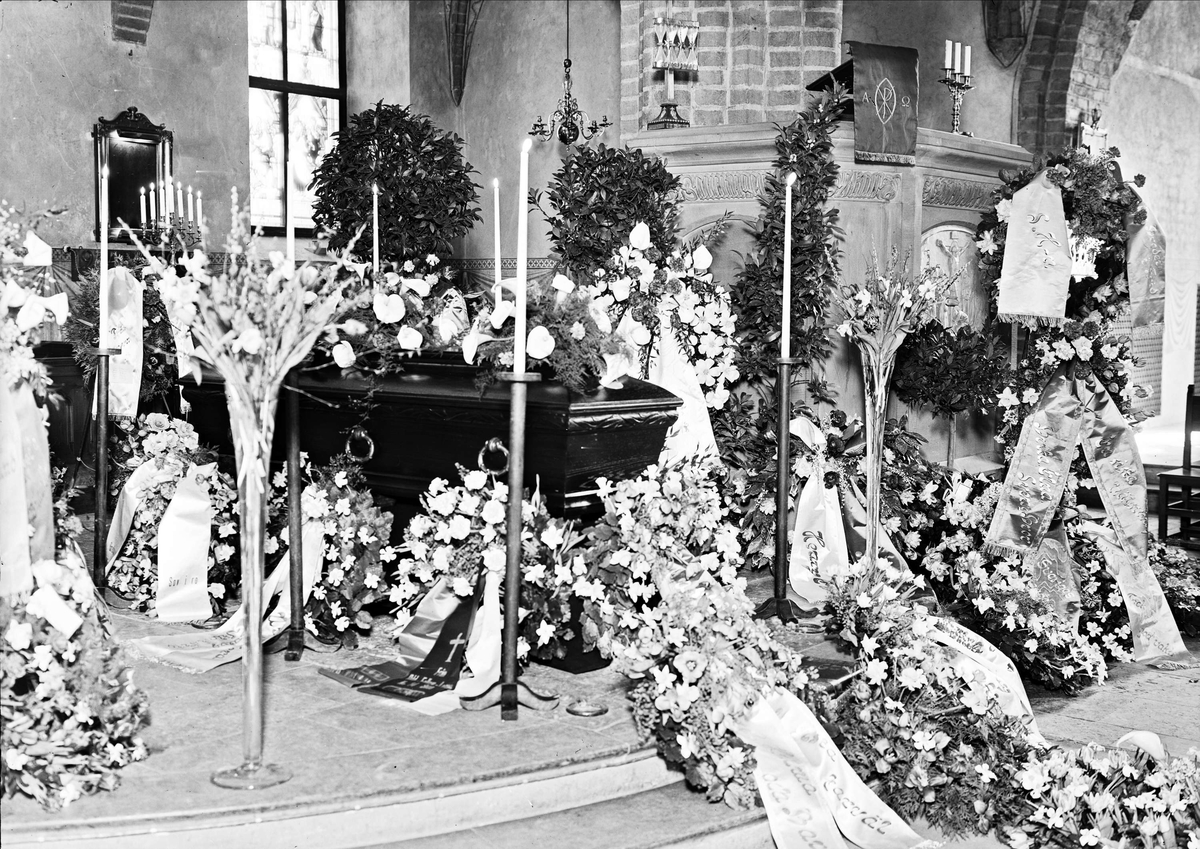 Begravning i Helga Trefaldighets kyrka, Uppsala 1943