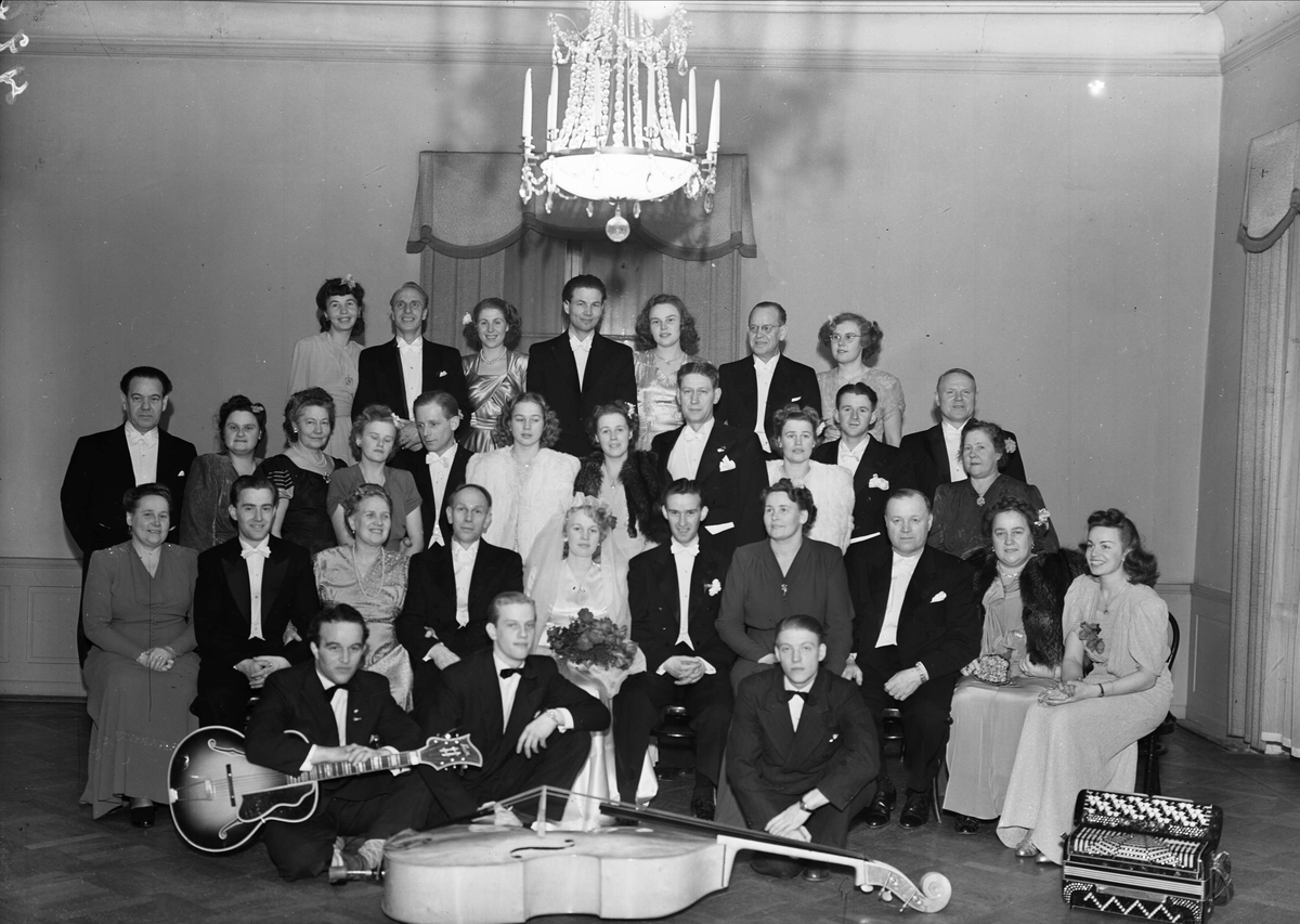 Grupp med brudpar på Stadshotellet, Trädgårdsgatan 3, Uppsala 1947