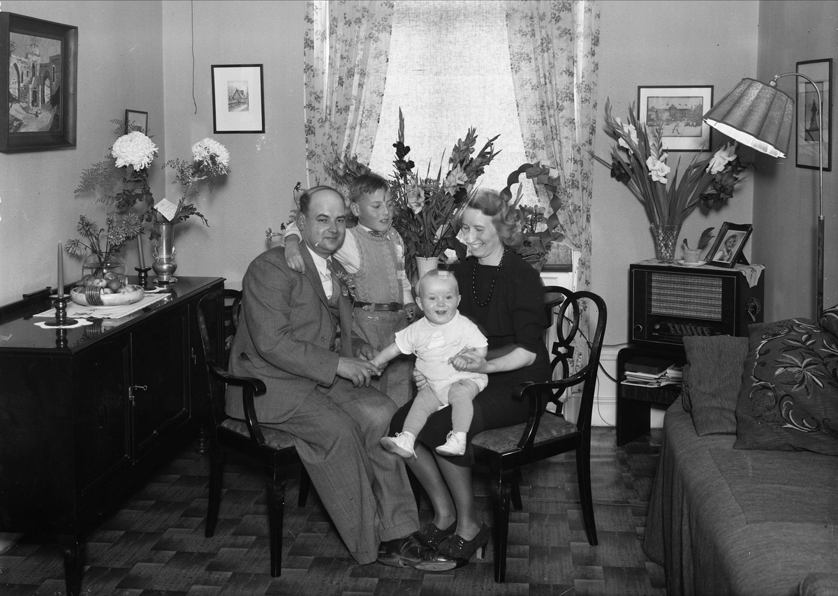 Födelsedagsporträtt - Folke Bergström med familj, Östra Ågatan 37, Uppsala 1942