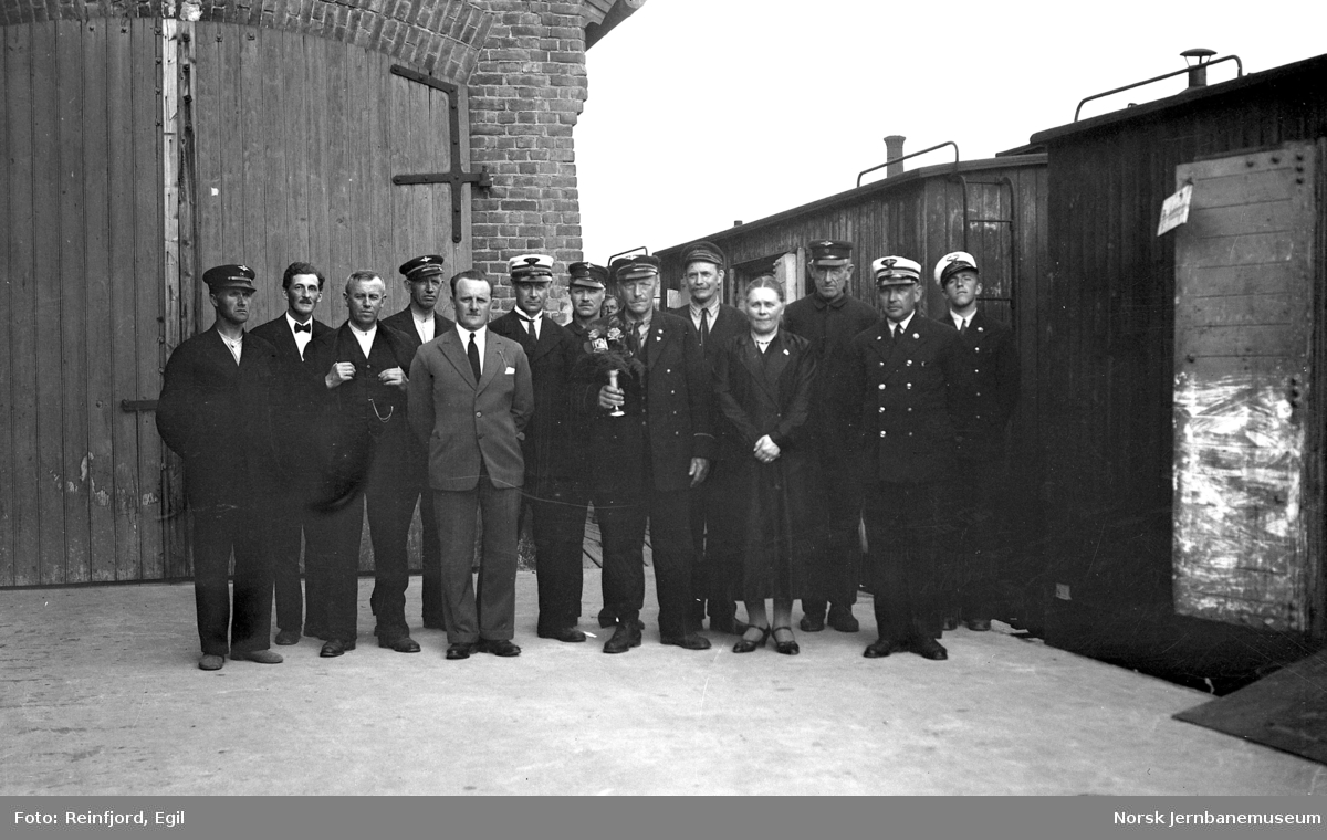 Gruppebilde av ansatte, trolig ved godsekspedisjonen på Hamar stasjon
