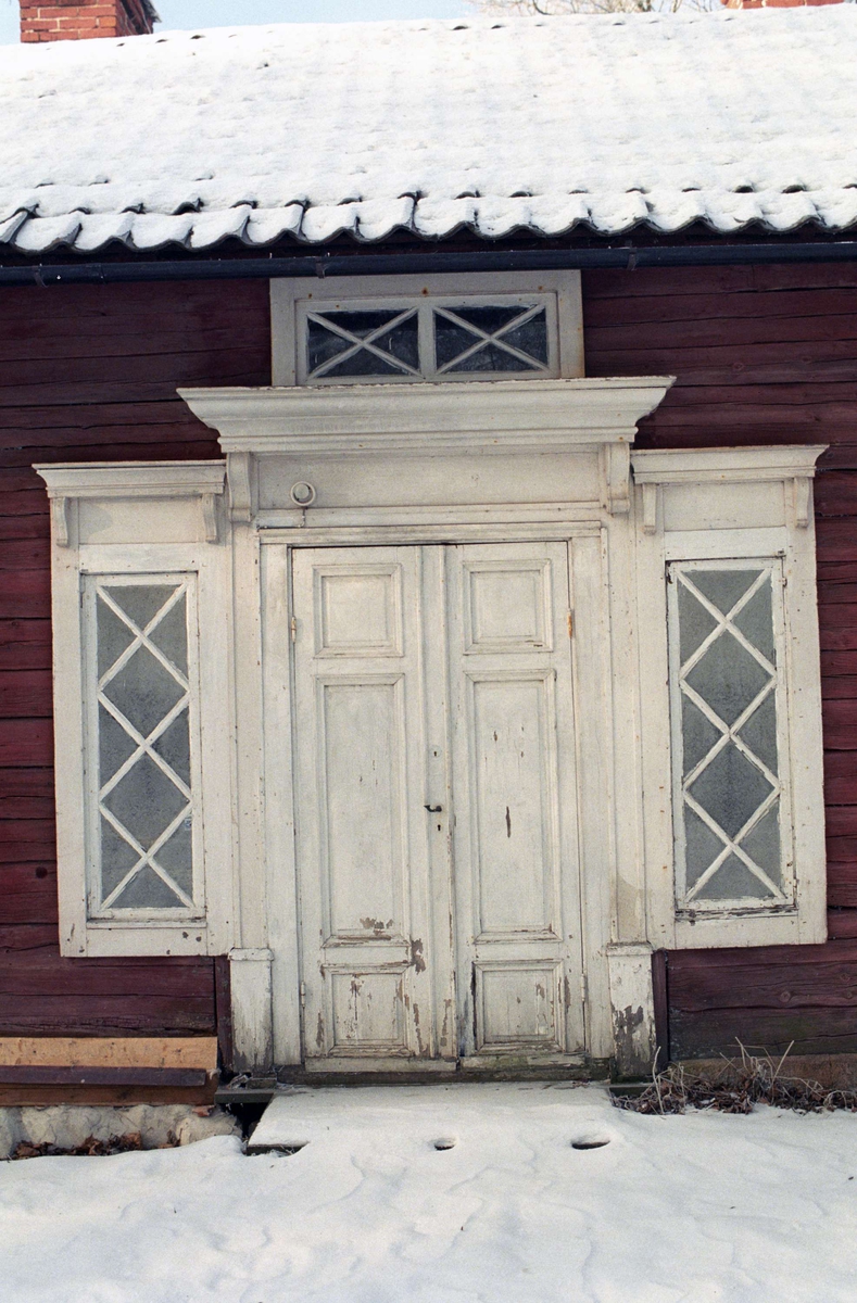 Dörrar och fönster, bostadshus i Altuna socken, Uppland 