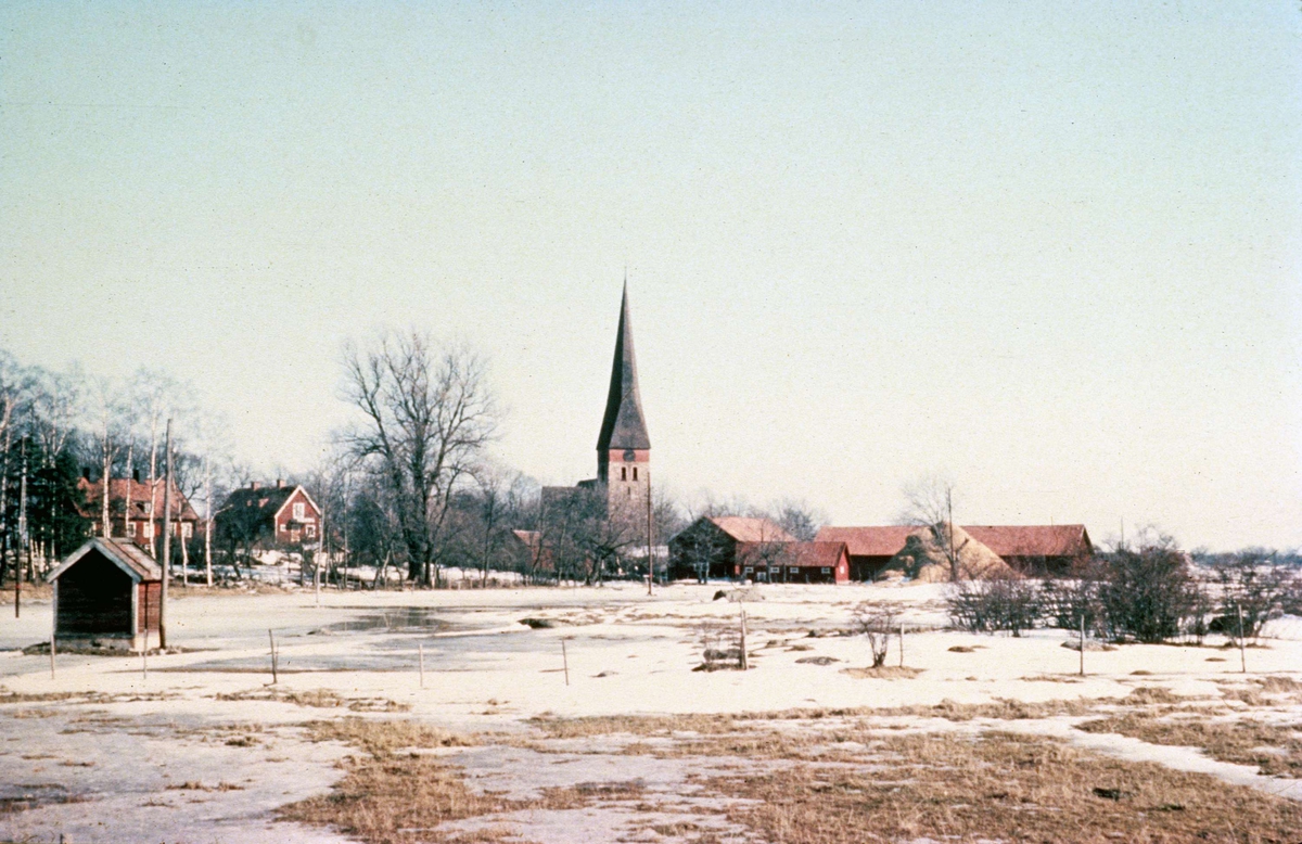 Vy över Vaksala kyrka i Uppsala mars 1957