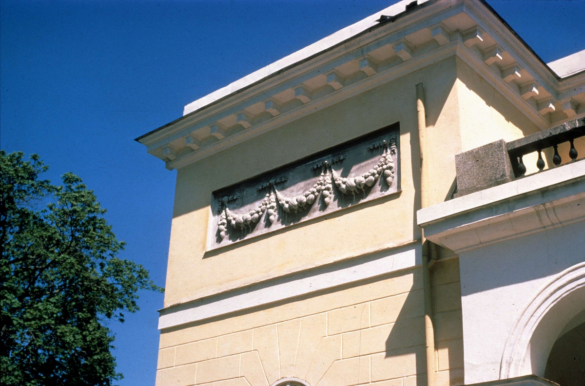 Detalj av fasaden på huvudbyggnaden, Aske gård, Håtuna socken, Uppland