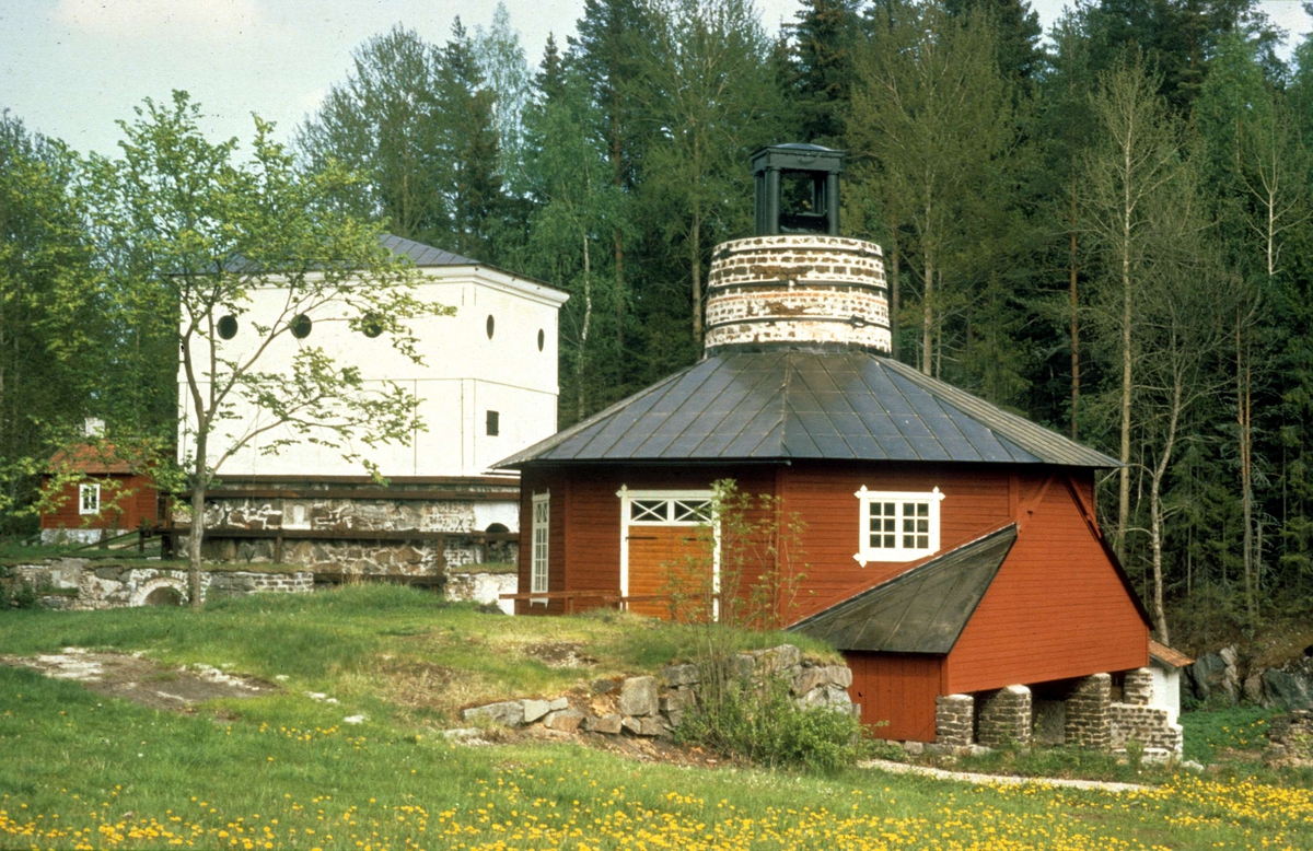 Masugn och rostugn i Bennebols bruk, Bladåkers socken, Uppland 1973