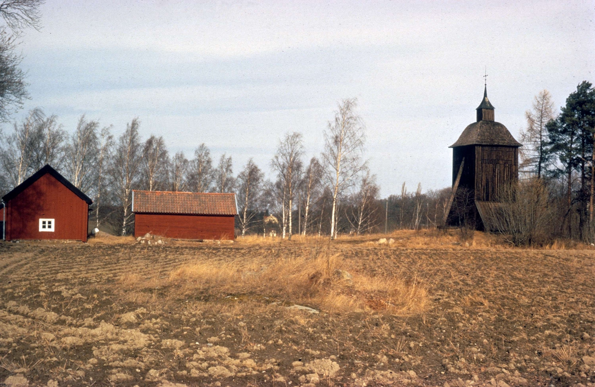 Kyrkomiljö med klockstapeln vid Hacksta kyrka, Hacksta socken, Uppland 1973