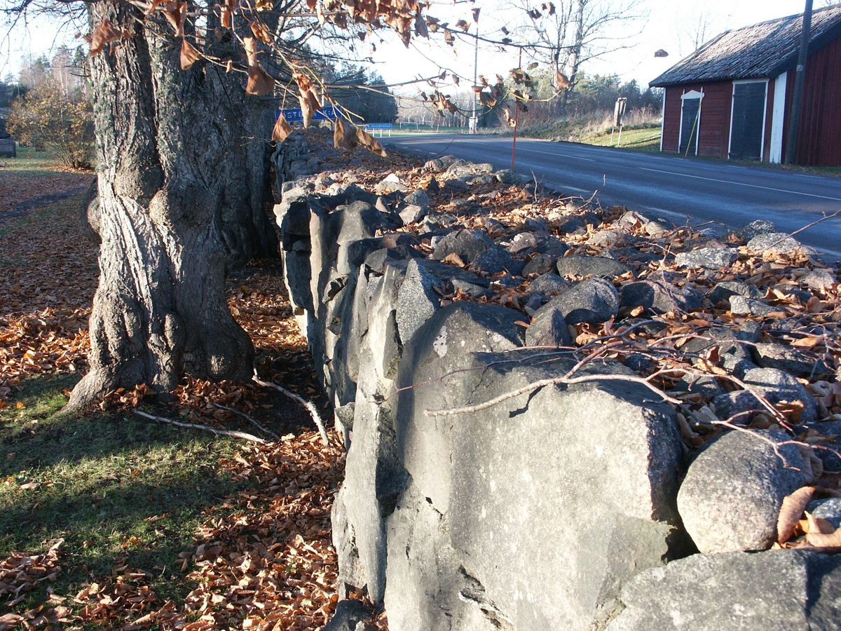 Kyrkogårdsmuren vid Östuna kyrka, Östuna socken, Uppland 2006