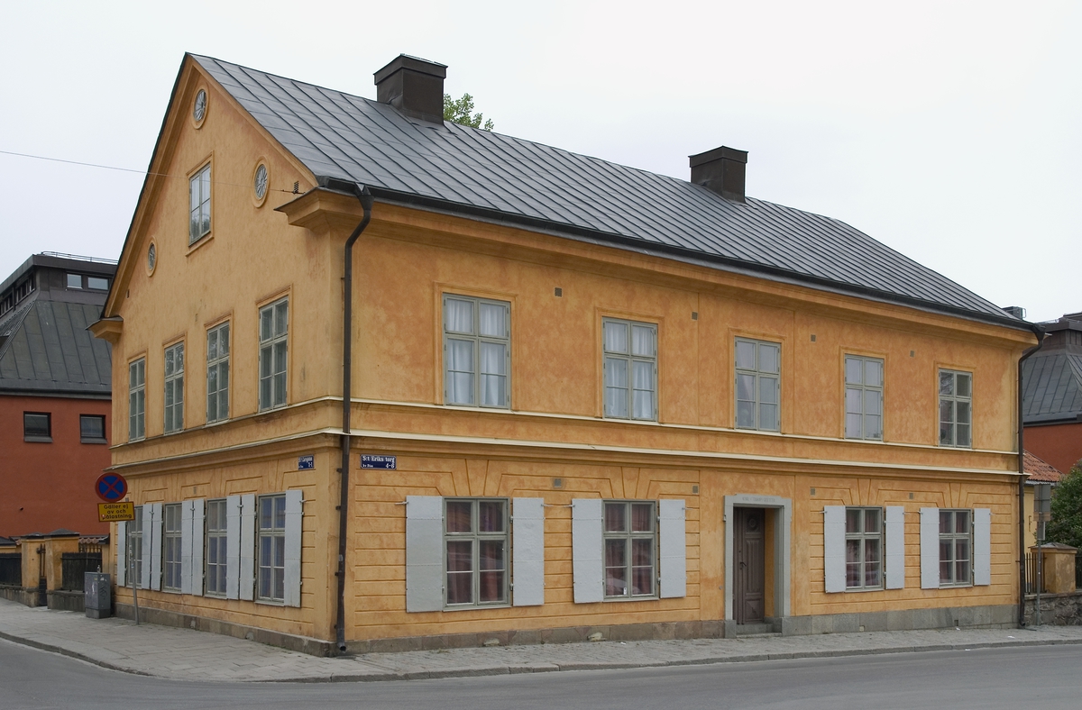 Vetenskapssocietetens hus bestod ursprungligen, från 1700-talets senare del av bara den södra (vänstra) tredjedelen, men byggdes ut på 1860-talet, kvarteret Disa, Uppsala 2008