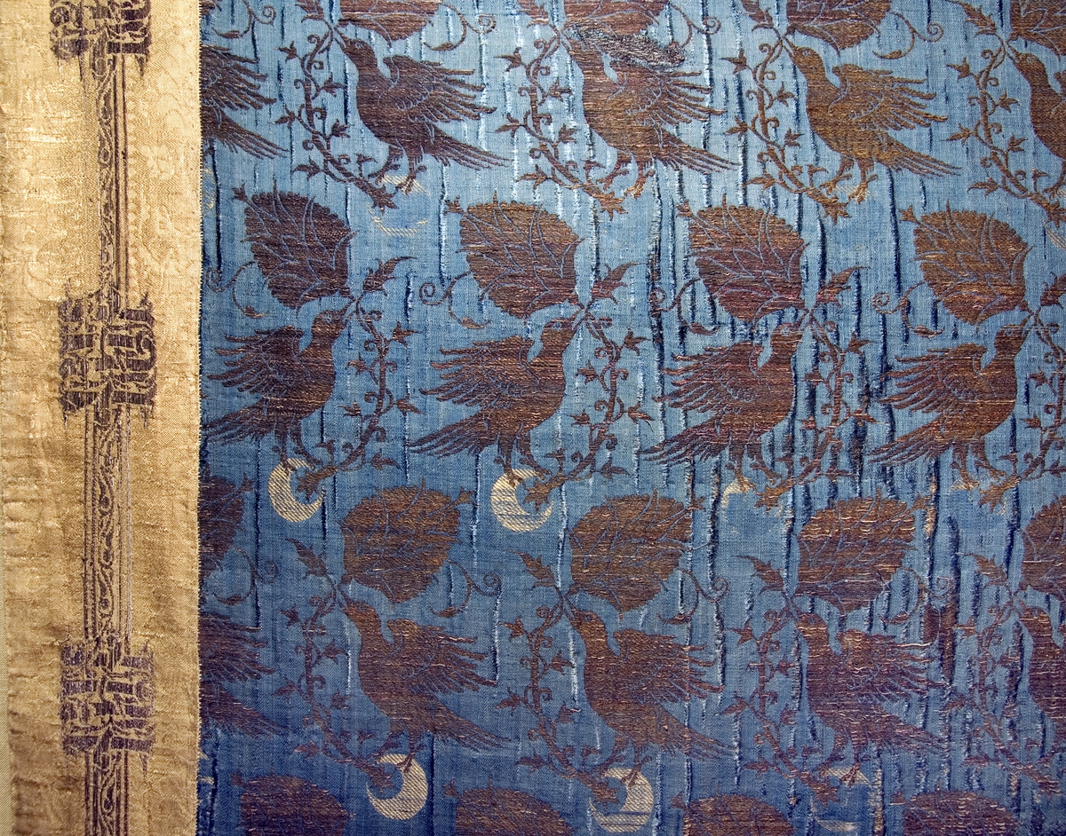 Detalj av den blå kåpans membranguldsbrokad samt kåpans bräm av ursprungligen röd membranguldsbrokad, Uppsala domkyrka, Uppsala 2009