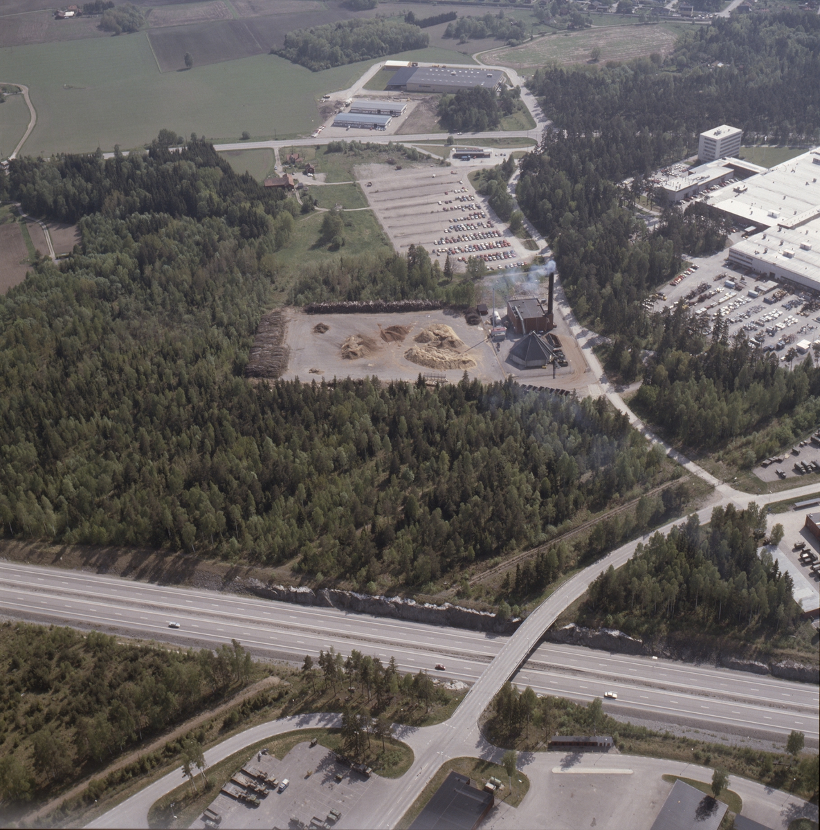 Vy över Bahco industrianläggning i Stenvreten, Enköping, Uppland, juni 1989