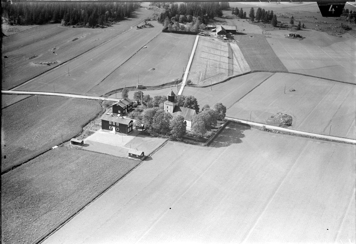 Flygfoto över Läby kyrka med omgivande åkermarker, Läby socken, Uppland 1936