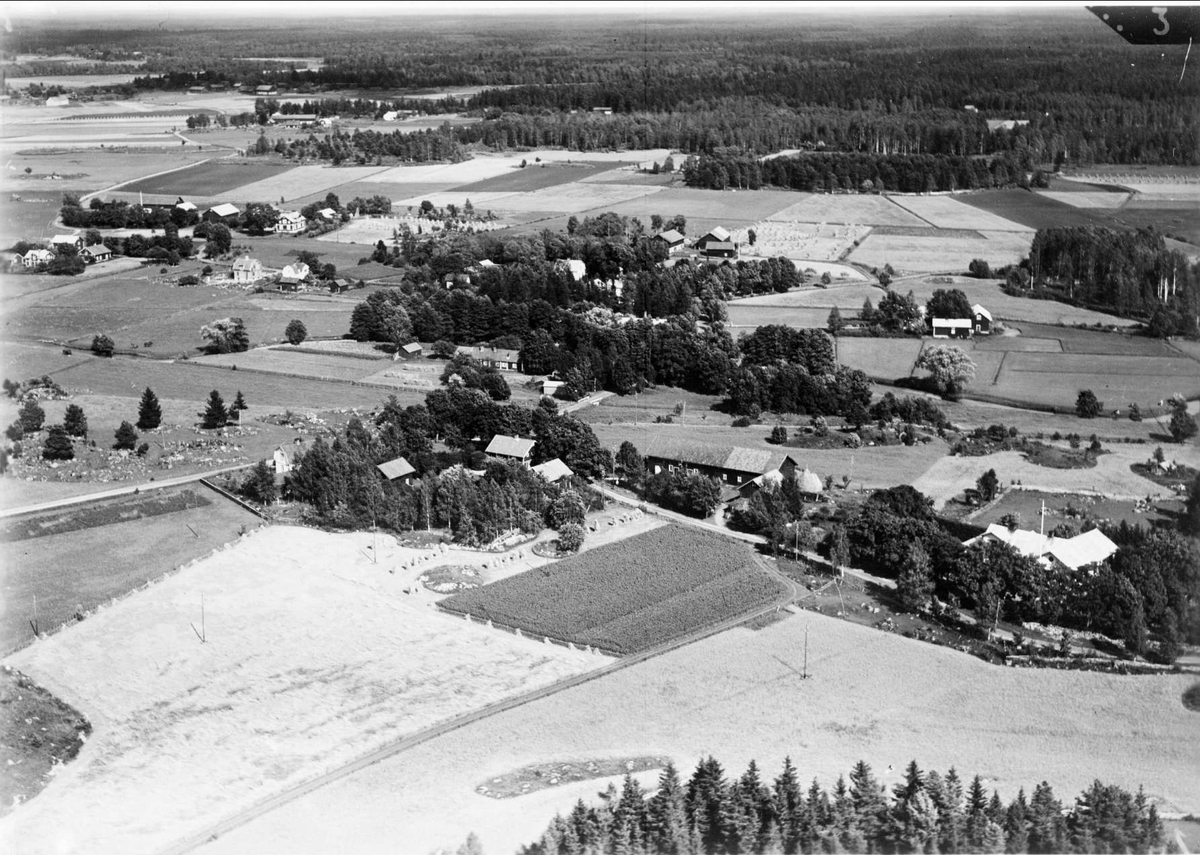 Flygfoto över Ekeby, Ekeby socken, Uppland, med omgivande landskap 1936
