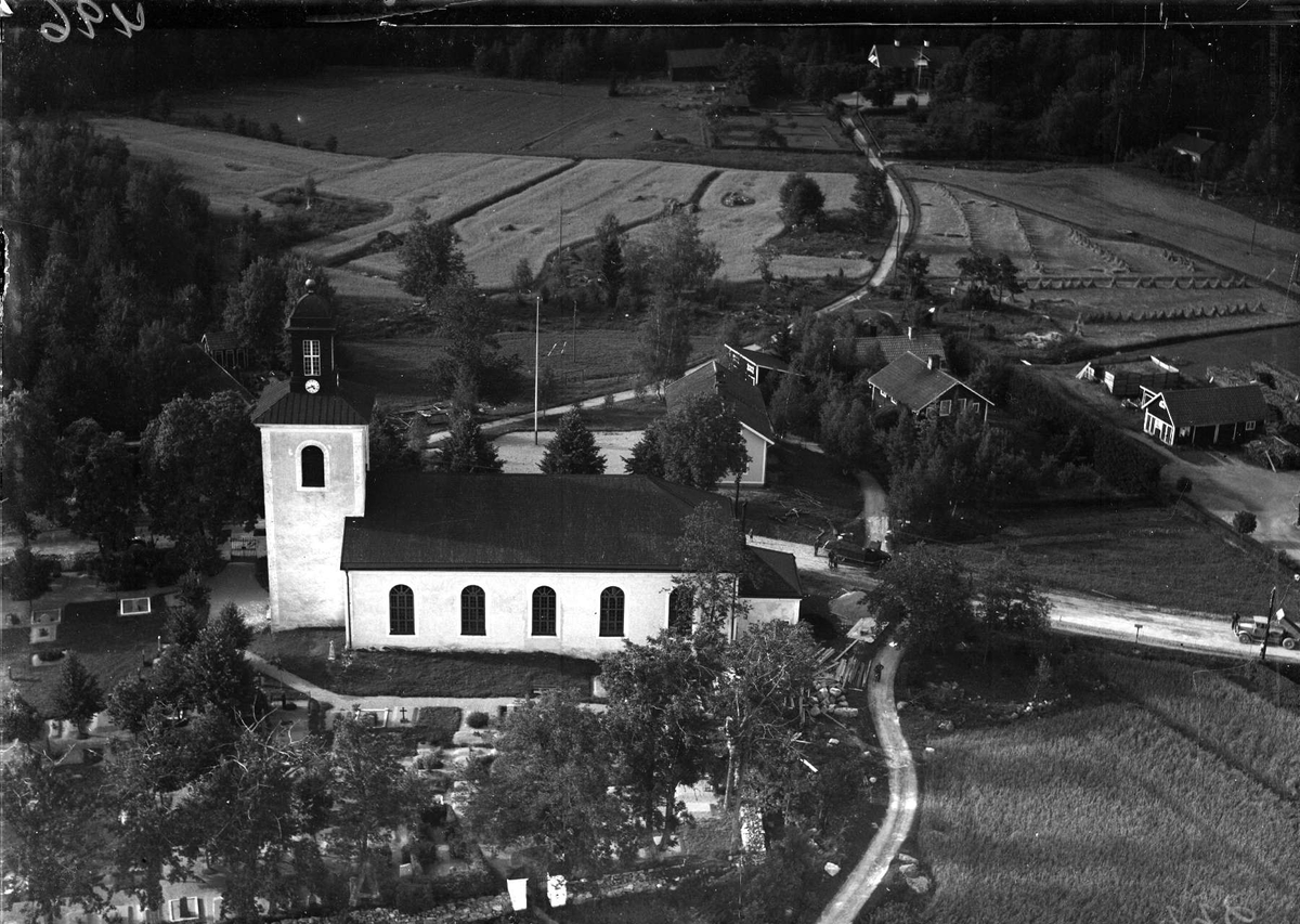 Flygfoto över Huddunge kyrka, Huddunge socken, Uppland 1936
