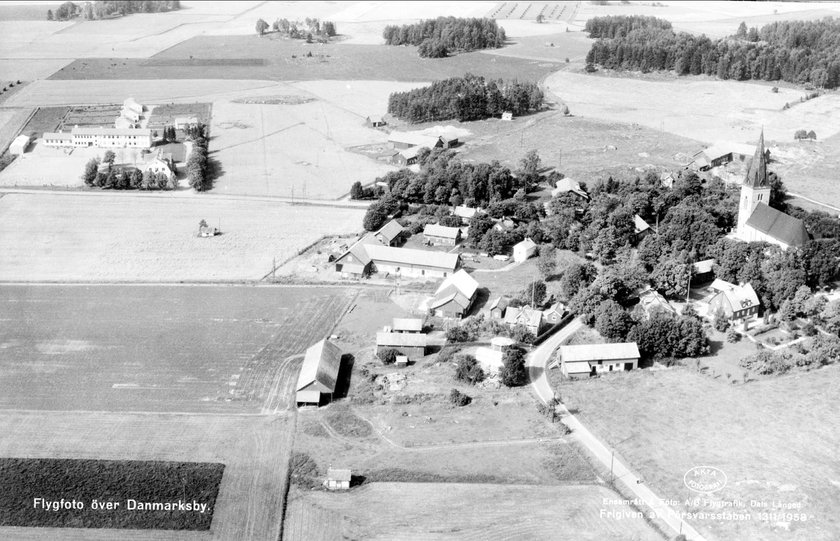 Flygfoto över Danmarks kyrkby, Danmarks socken, Uppland 1958