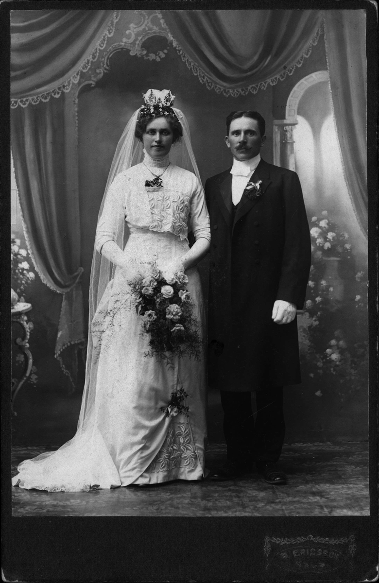 Kabinettsfotografi - brudparet Ernst Larsson och Laura Schedin, sannolikt 1910