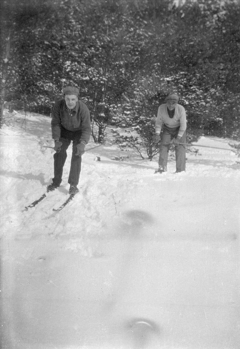 Gustav och Elis Sund i skidspåret, Ytterkvarn, Österunda socken, Uppland 1940 - 50-tal