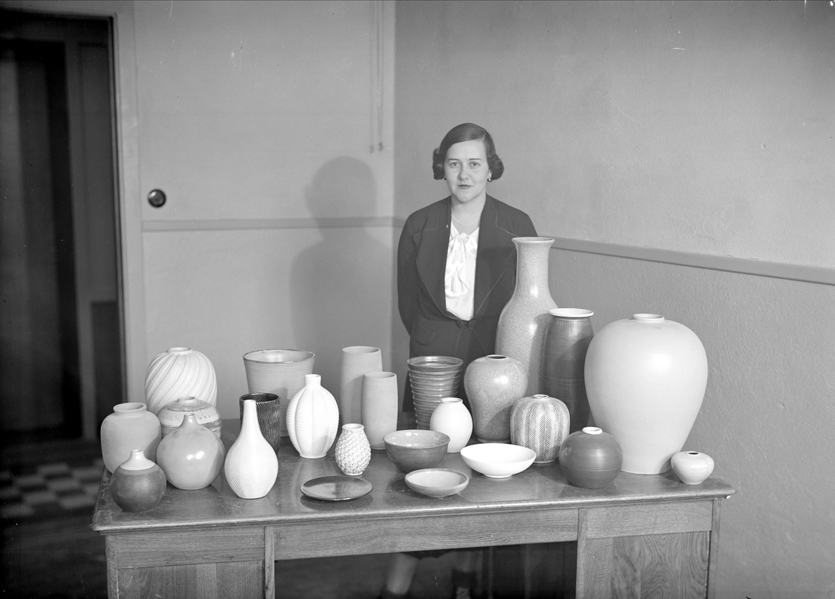 Konstnären Anna-Lisa Thomson med keramik, Uppsala 1937