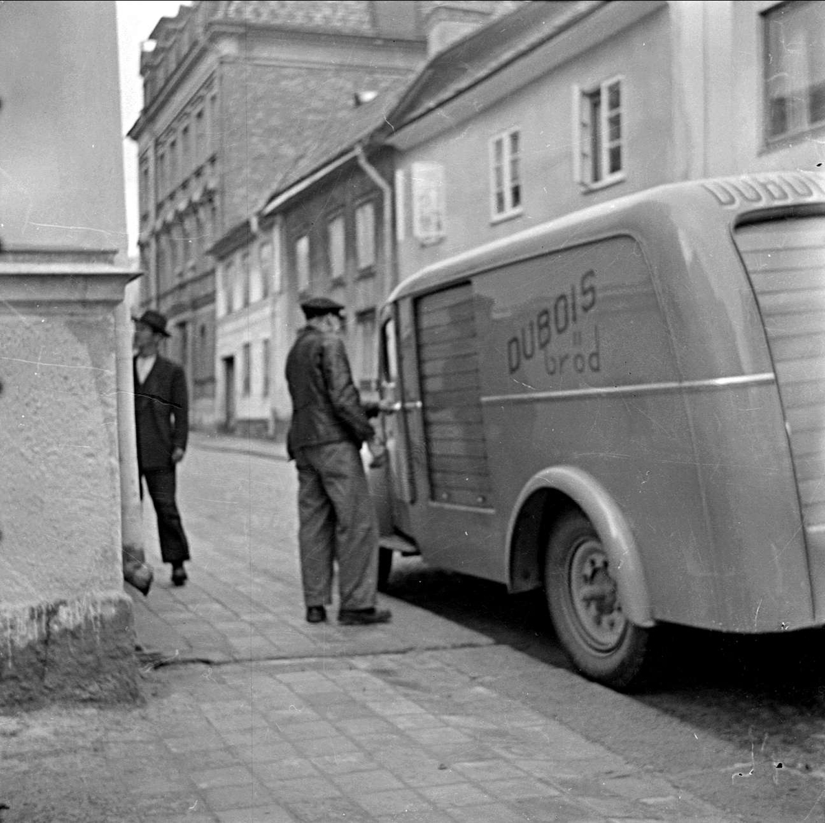Uppsala över gården I - varubuss från Dubois Bröd, Bredgränd, stadsdelen Dragarbrunn, Uppsala 1949