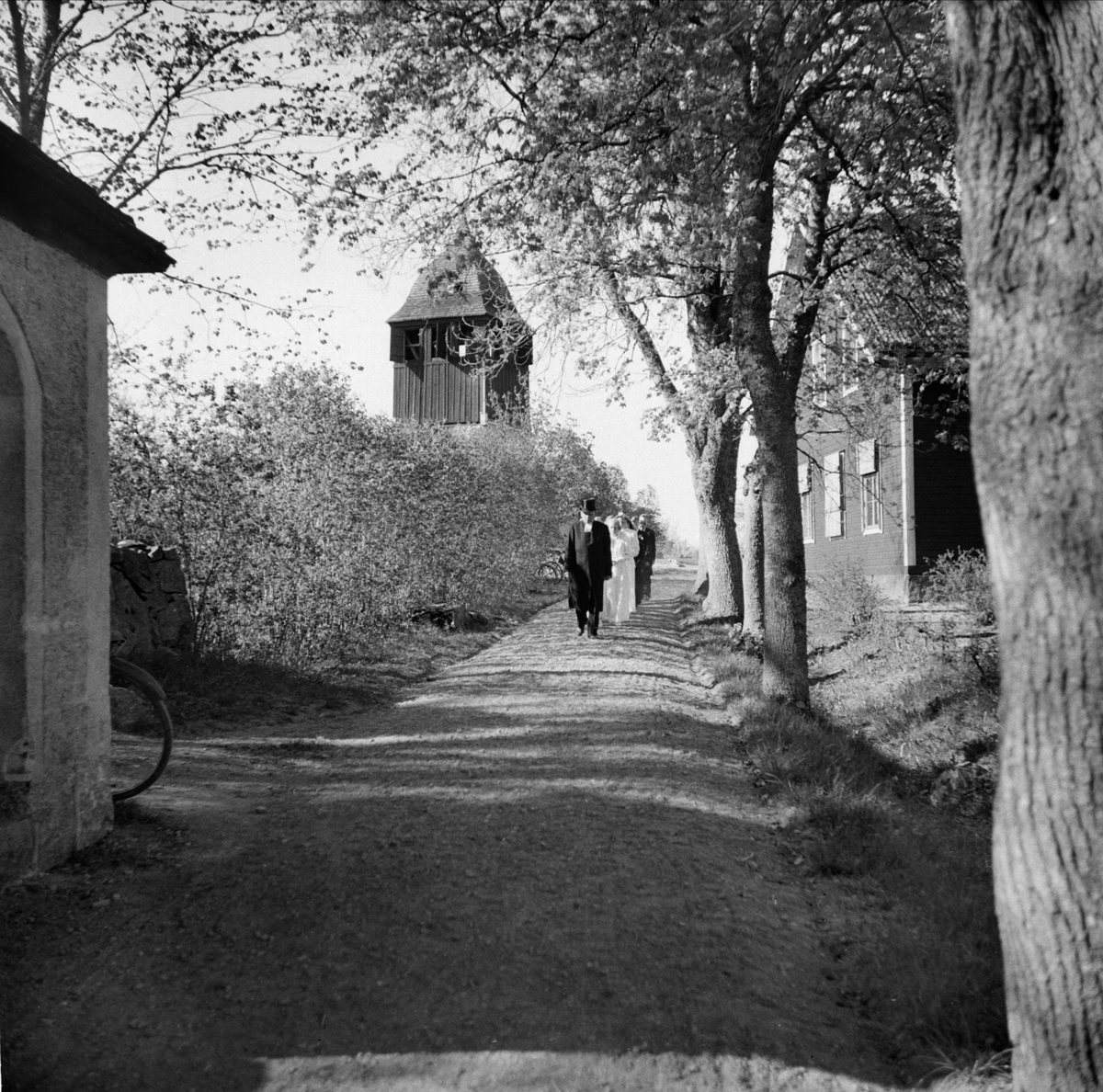 Konfirmander med präst, Knivsta kyrka, Knivsta socken, Uppland i maj 1941