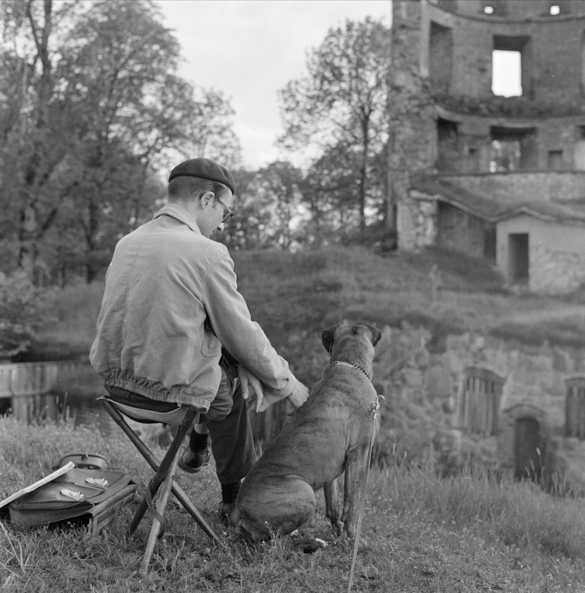En man med sin hund vid Mörby slottsruiner i Mörby, Fasterna socken, Uppland 1960