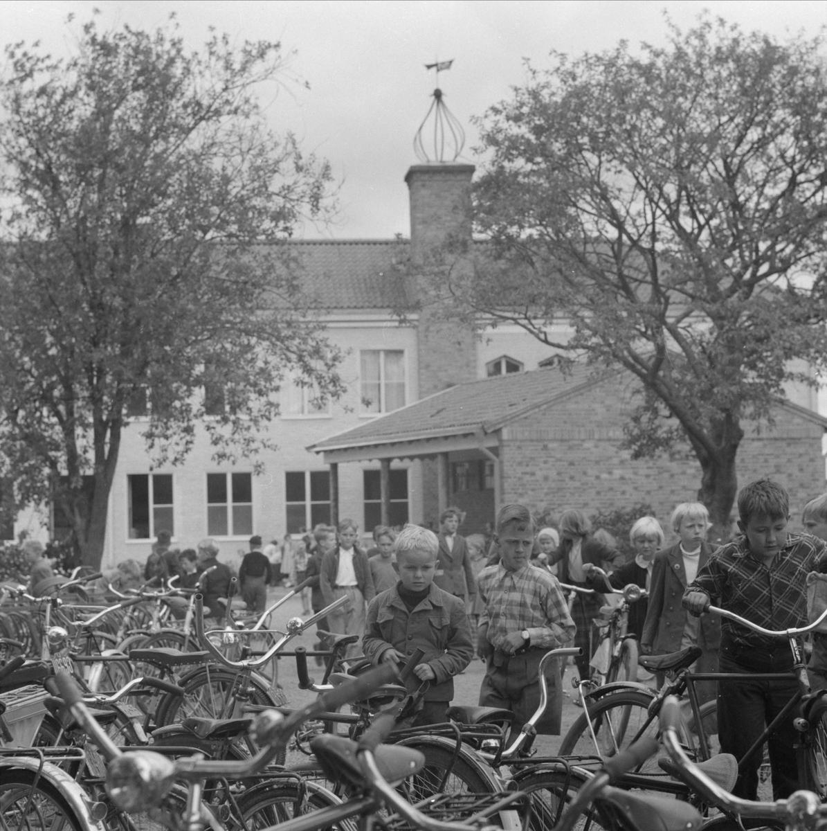 Skoldagen har slutat, Bergaskolan, Norbyvägen, stadsdelen Kåbo, Uppsala ...