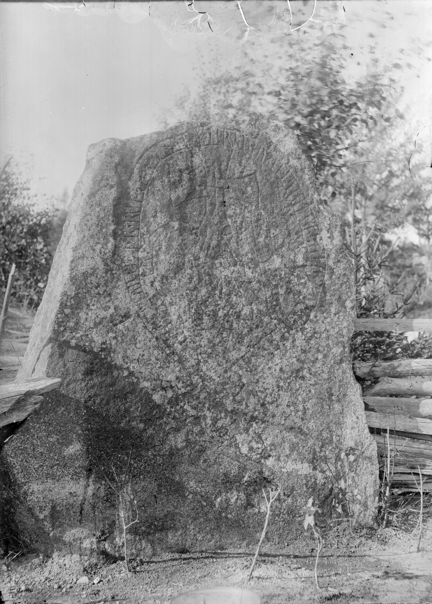 Runsten U1016 i Fjuckby, Ärentuna socken, Uppland 1897