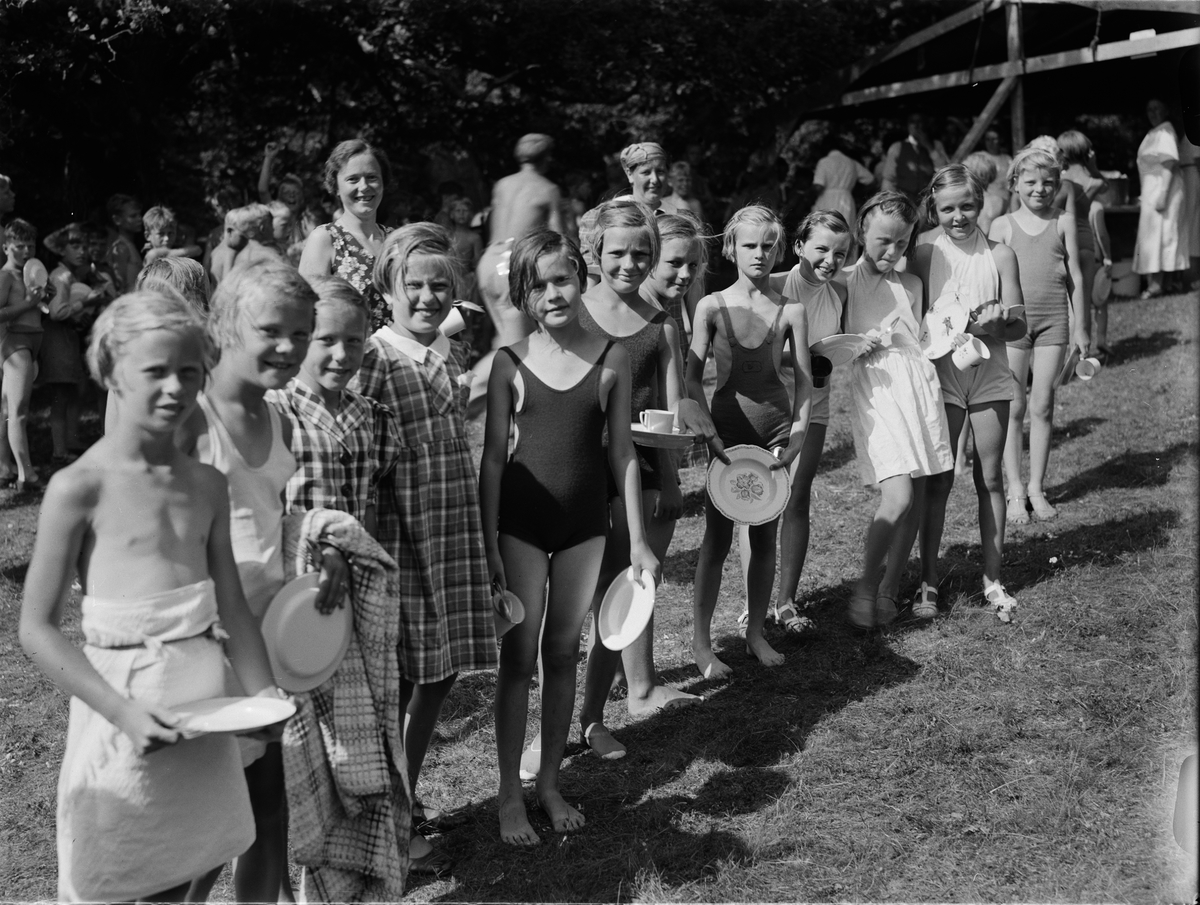 Barn i matkö på SMK Uppsalas sommarutflykt till Fredrikslunds gård