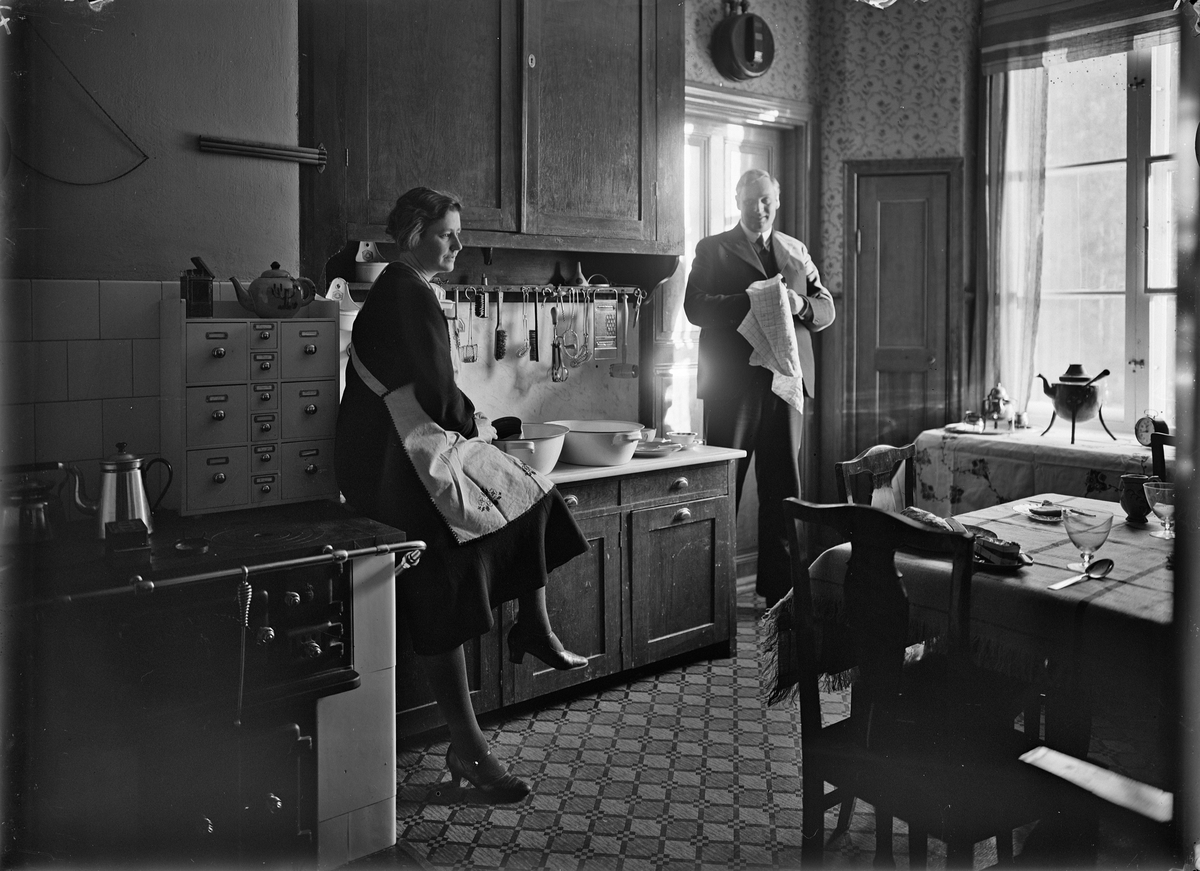 Kvinna och man i kök, sannolikt Uppsala 1933