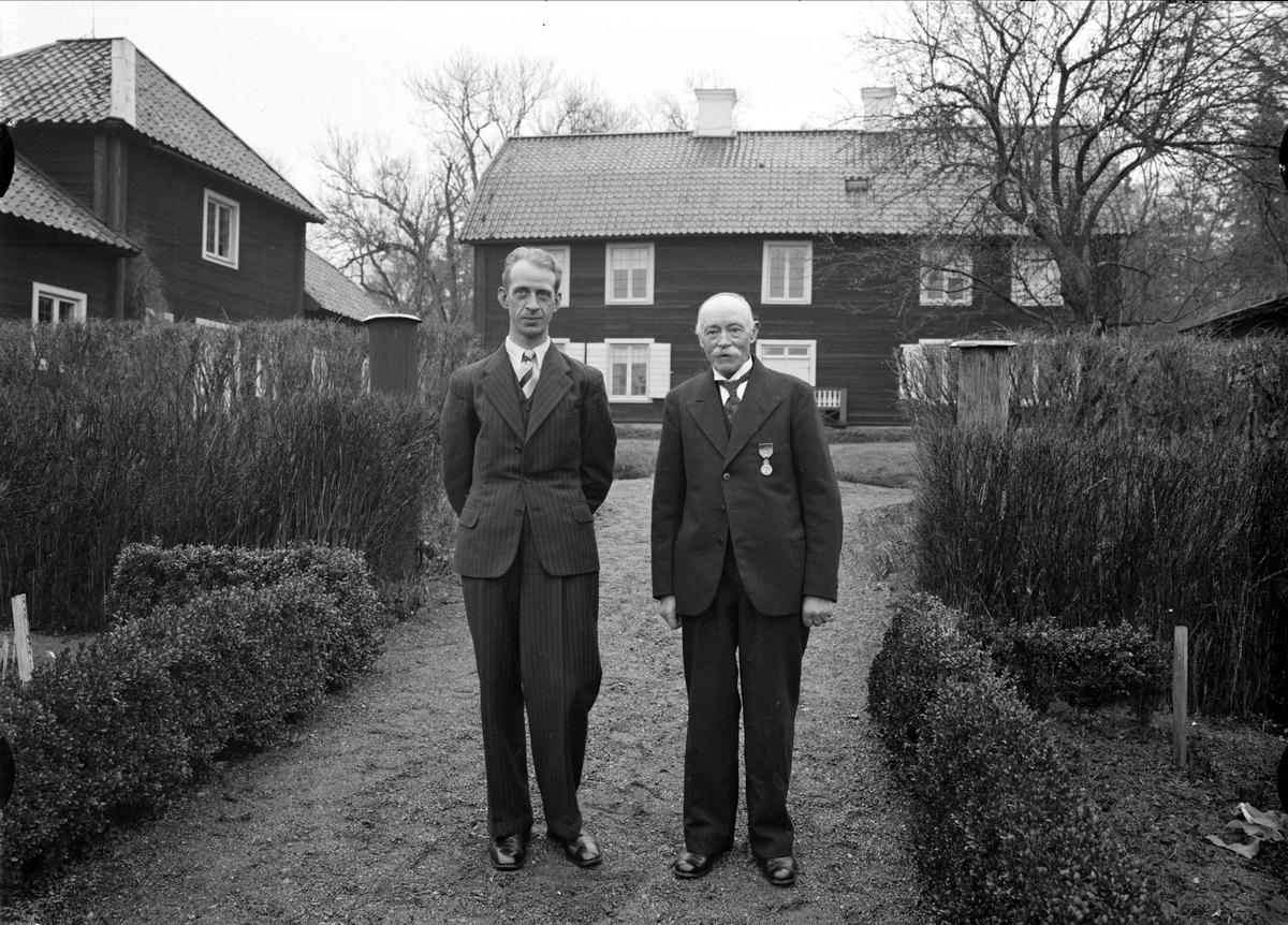 Två män vid Linnés Hammarby, Danmarks socken, Uppland april 1937