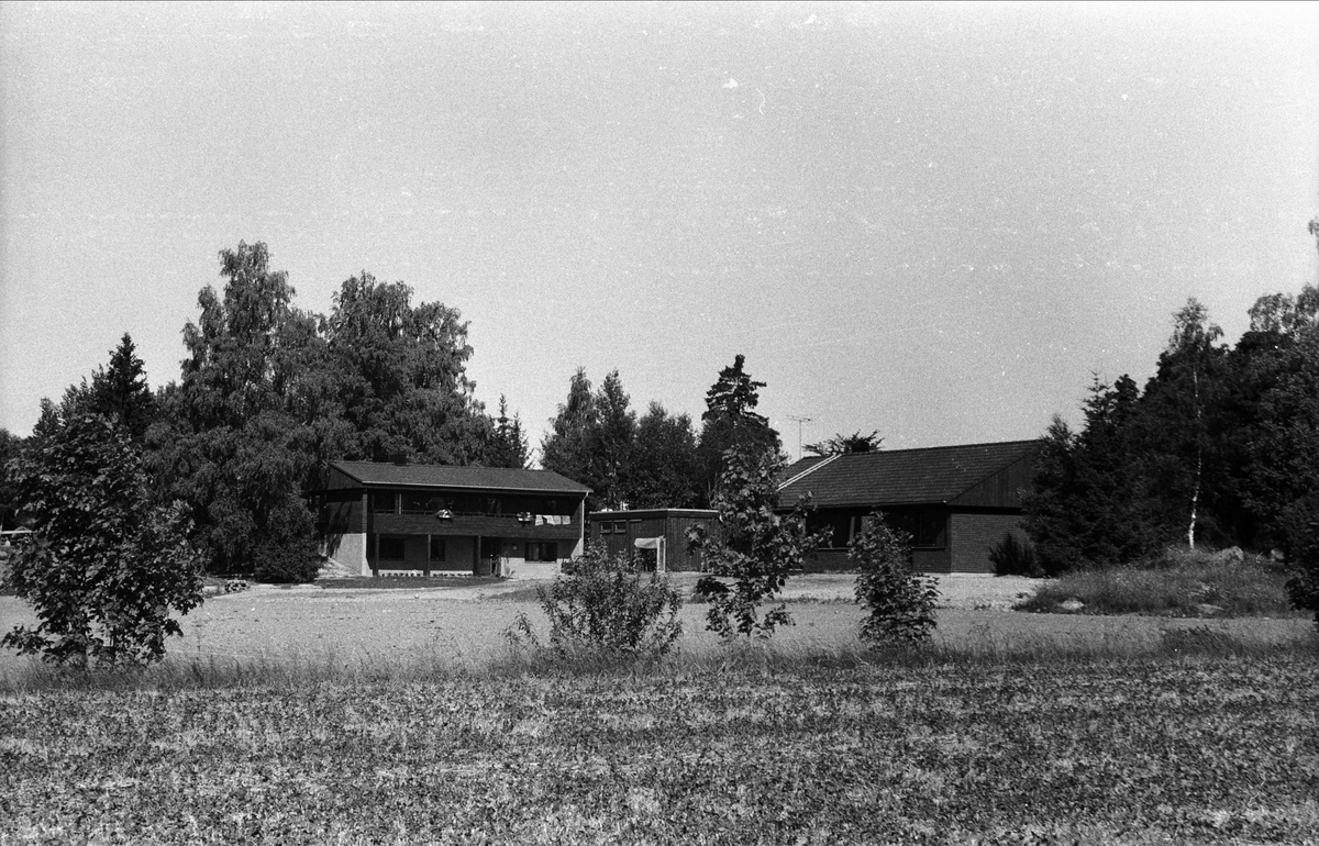 Bostadshus och garage, Björklinge-Lund, Björklinge socken, Uppland 1976