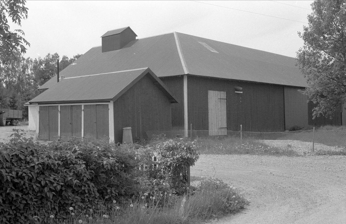Garage och loge, Forkarby 2:3, Bälinge socken, Uppland 1983