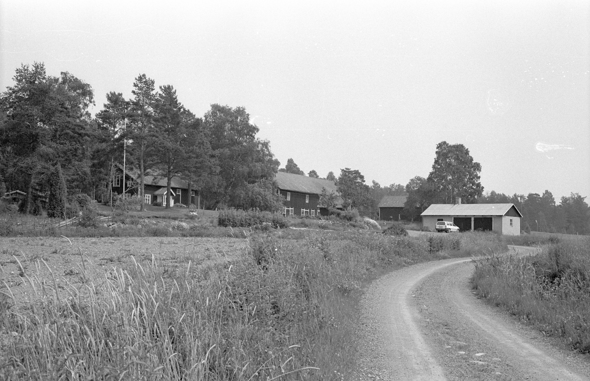 Vy över Sursta 3:2 (och 3:1), Sursta, Faringe socken, Uppland 1987 