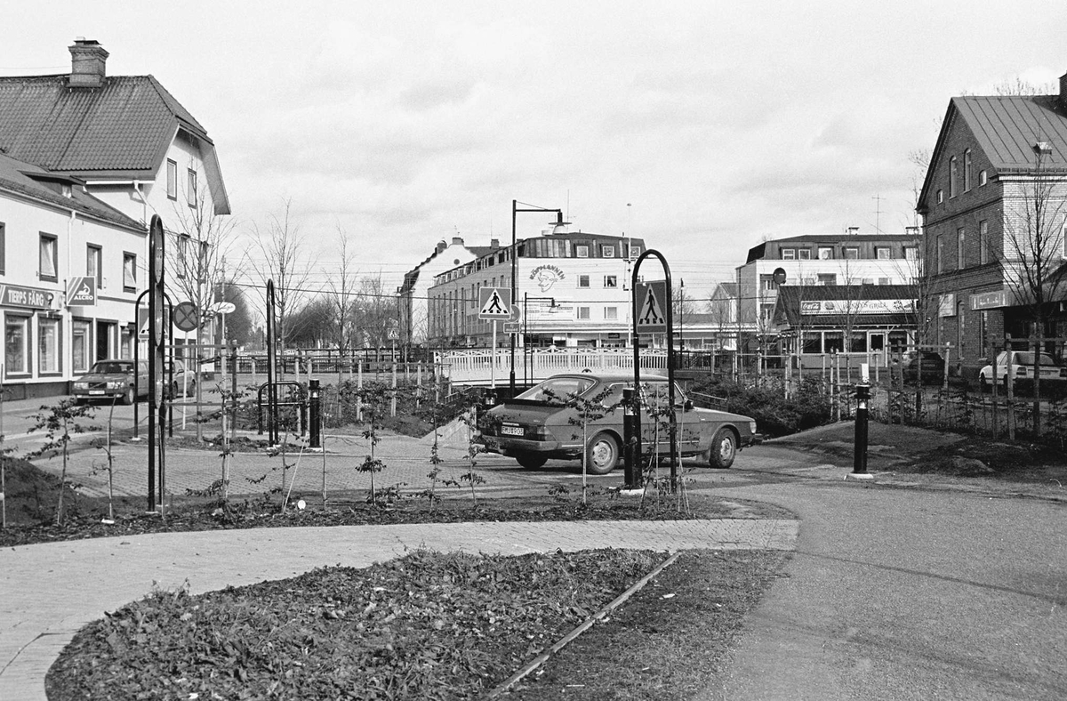 Korsningen Norra Esplanaden och järnvägsviadukten, Tierp, Uppland 2000