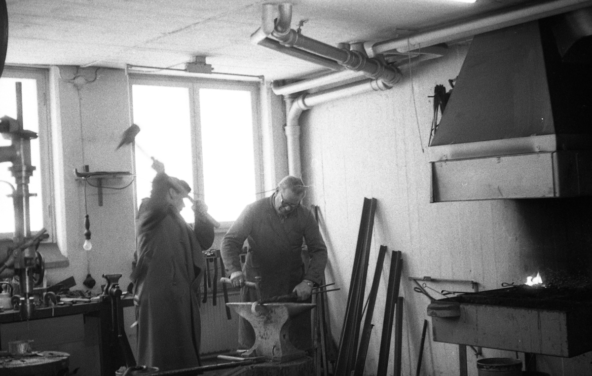 Smidesmästare Henry Ehrnvall och medarbetare i sin nya verkstad i Hantverkshuset, Uppsala 1961