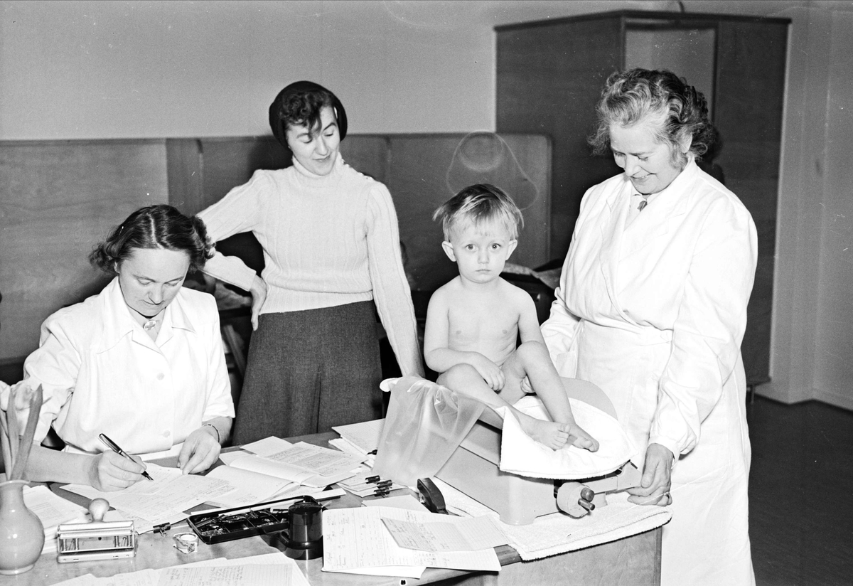 Sigrid Larsson väger Conny Hultqvist, mamma Marianne tittar på och Hilda Westman antecknar, Studentstadens barnavårdscentral