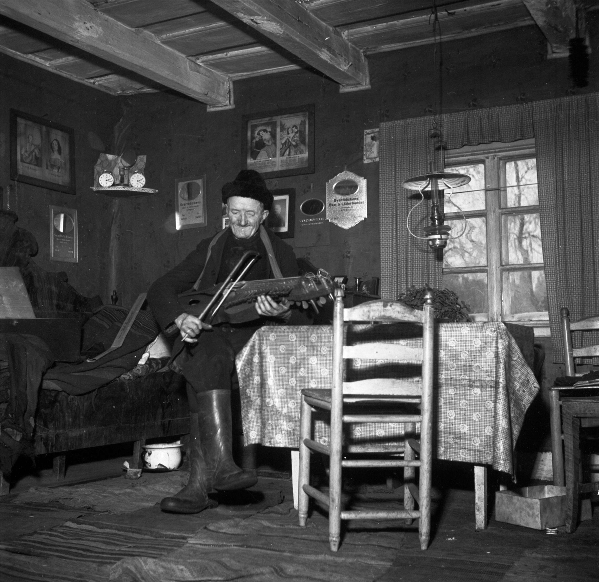 Spelmannen Matts Berlin i bostaden, Bandarbo, Bälinge, Uppland november 1952