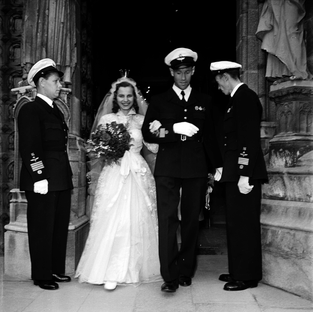 Bröllop - brudparet Yverdal utanför Uppsala domkyrka juni 1954