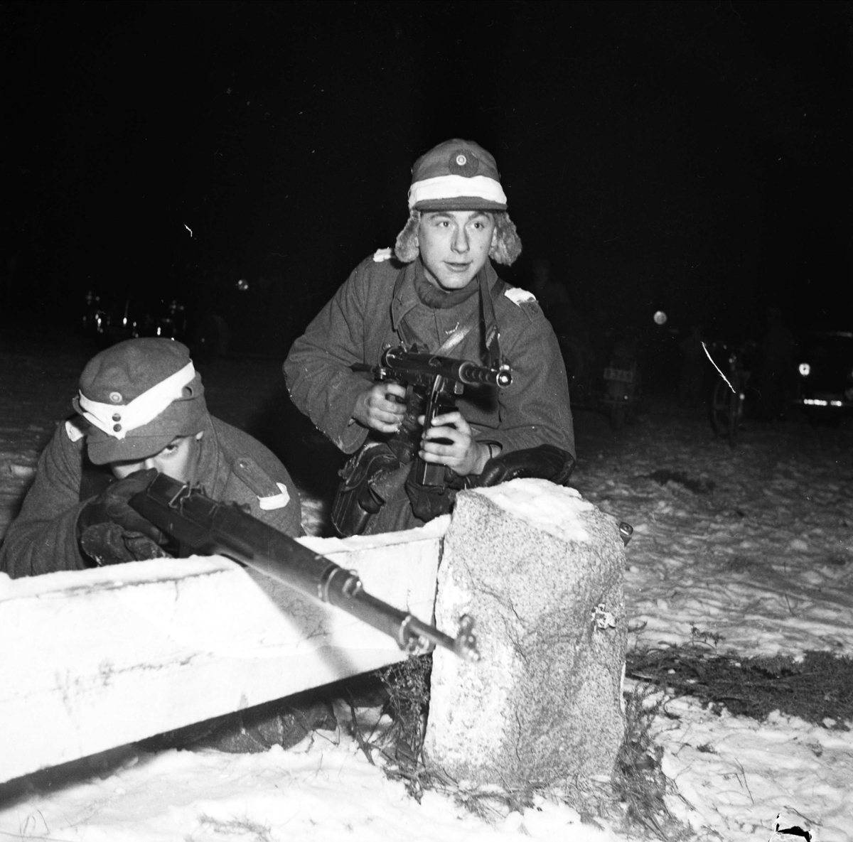 Soldater på militärmanöver, sannolikt i Järva, Solna socken, Uppland sent 1940-tal
