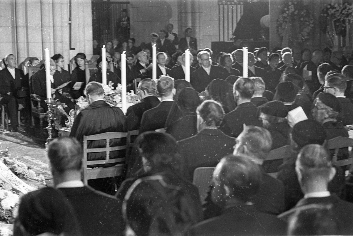 Dag Hammarskjölds begravning. Bland begravningsgästerna märks Gustaf VI Adolf, drottning Louise och Tage och Aina Erlander, Uppsala domkyrka, 29 september 1961