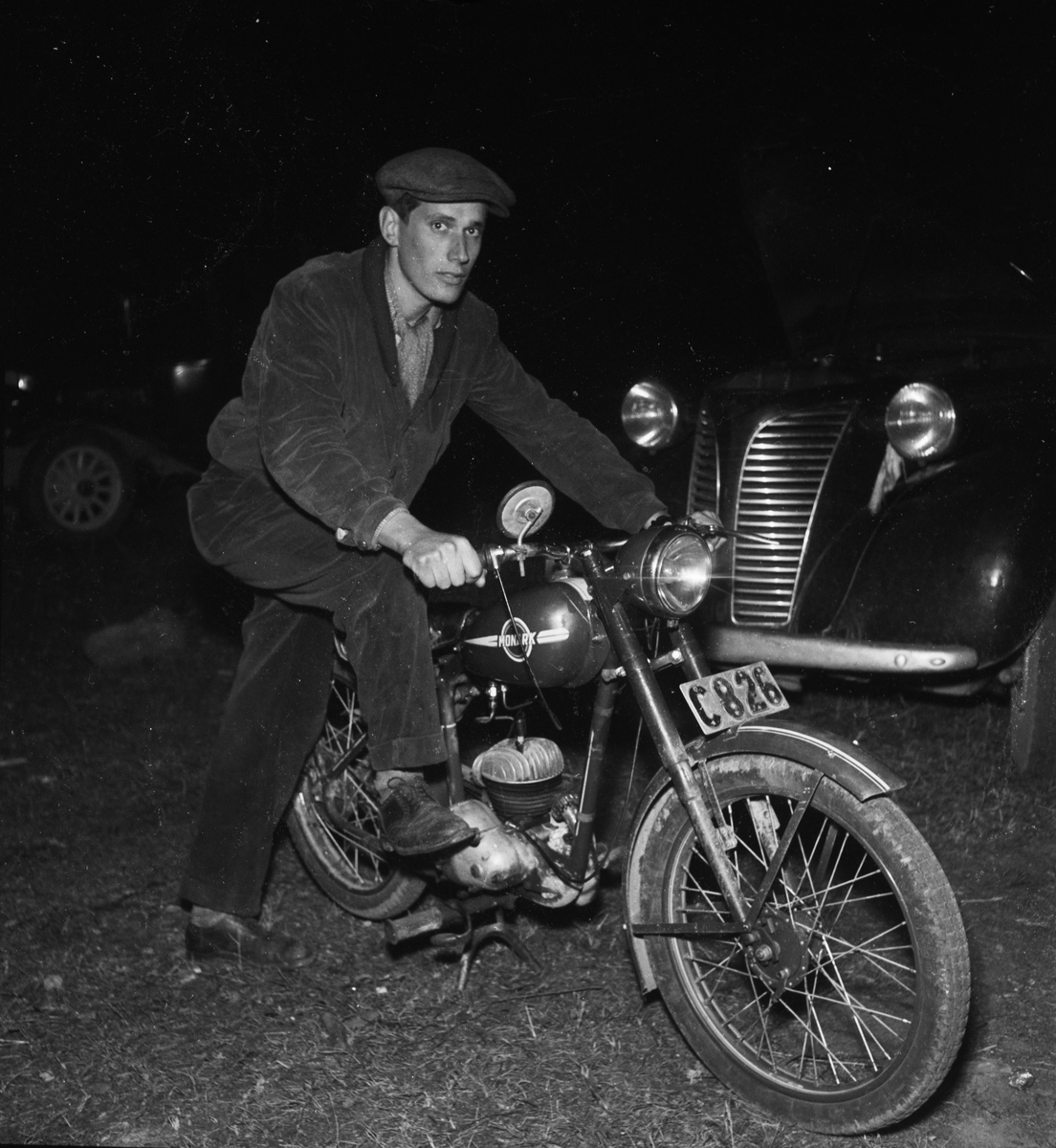 Pelle Eriksson, "en av de få som har kvar motorcykeln" vid Grindstugan, Kåbo