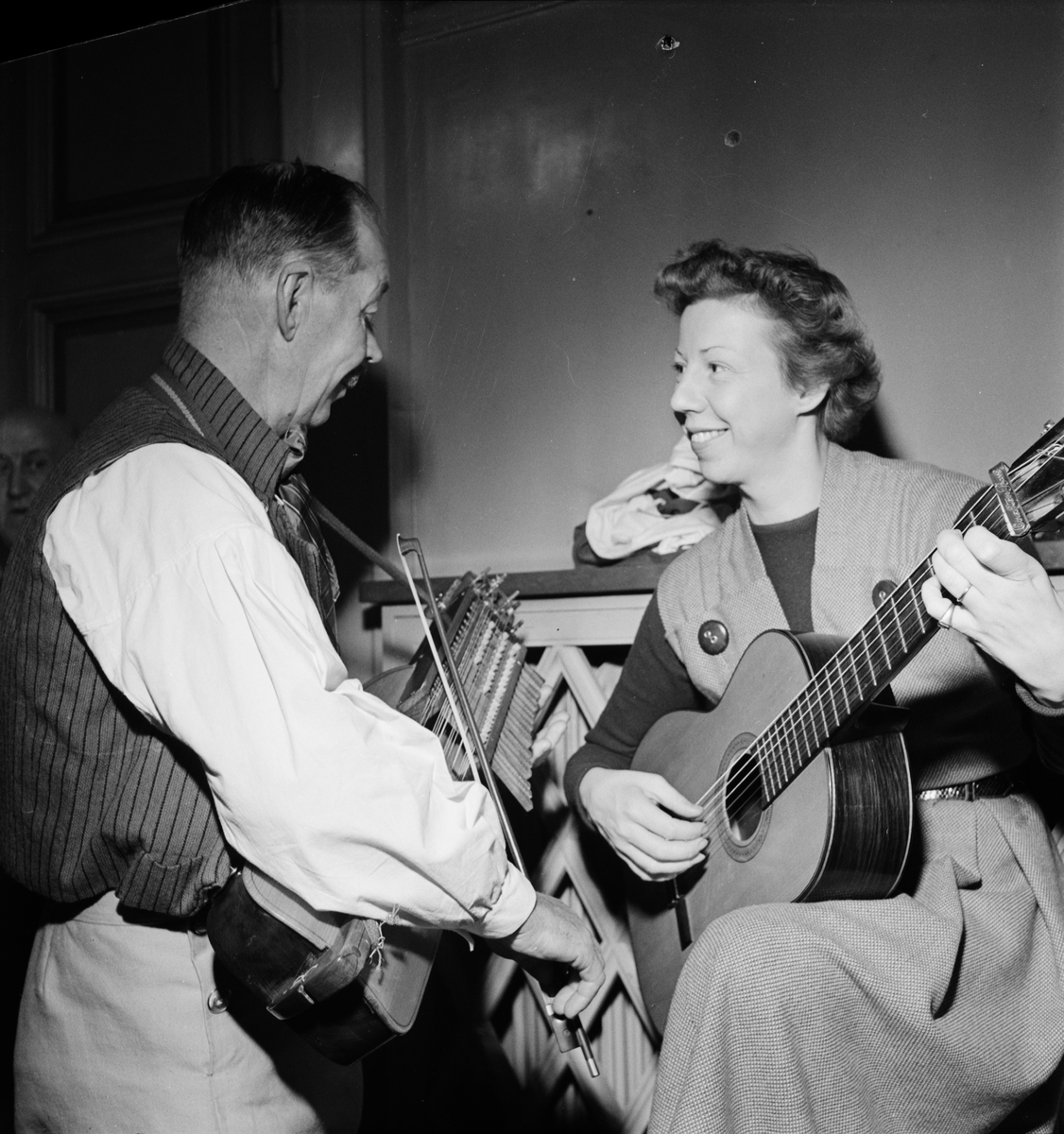 Margareta Kjellberg med okänd spelman på spelmansstämma, sannolikt i  Uppsala, 1952