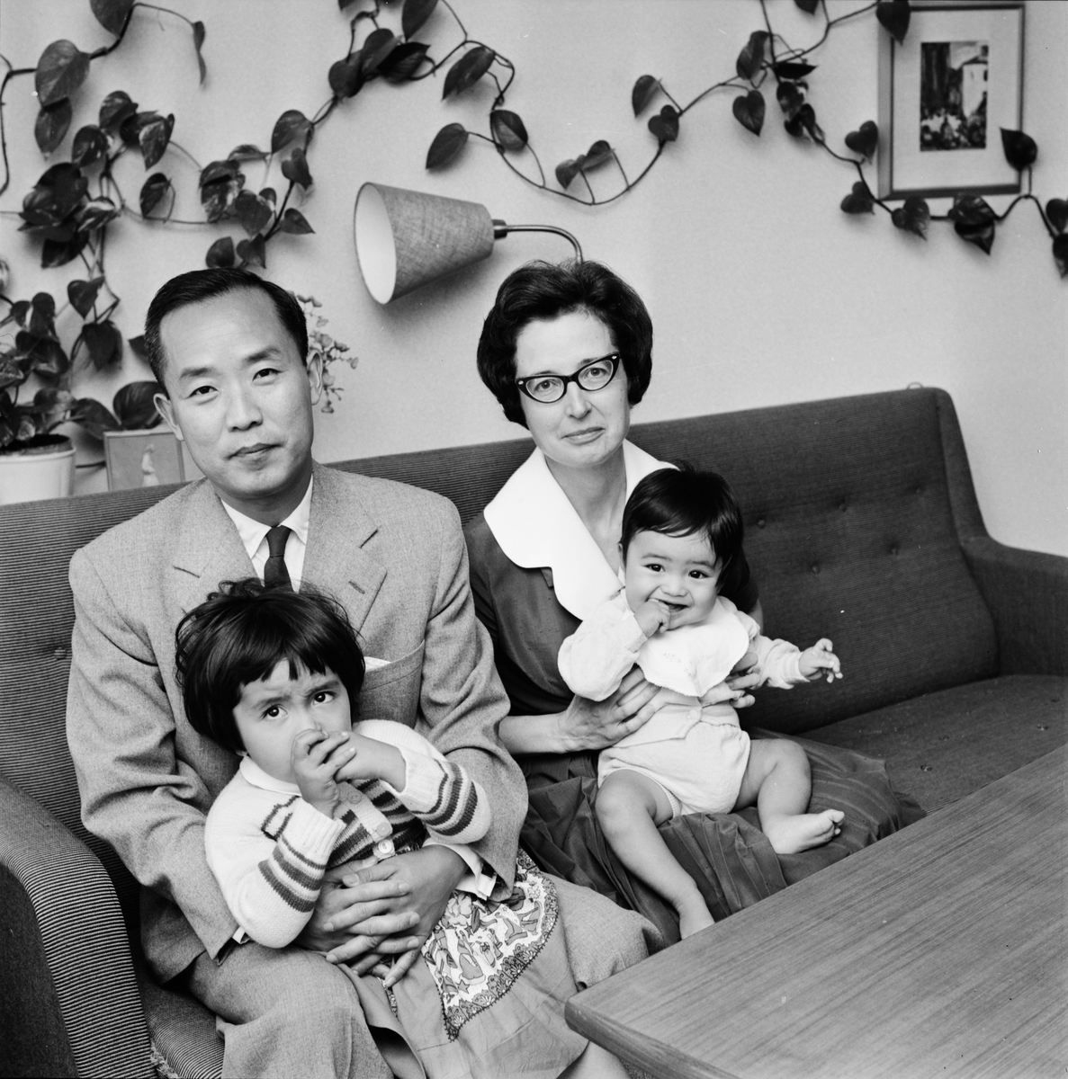 Professor Seung-bog Cho med familjen, sannolikt Uppsala 1962